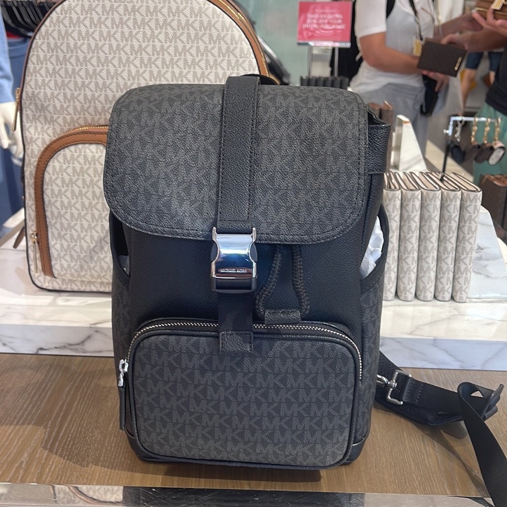 MICHAEL KORS MENS
Cooper Logo Sling Pack
Style# 37S3LCOC2B
COLOR: Black
NWT - Picture 2 of 16